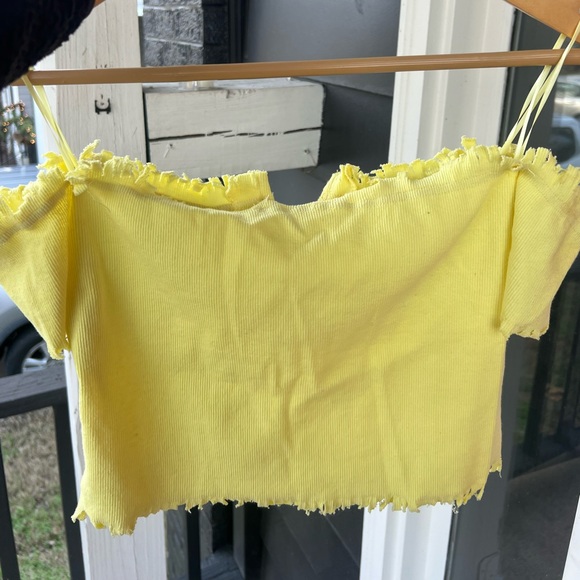 Le Lis Yellow Fringe Crop Top size M - Picture 2 of 3